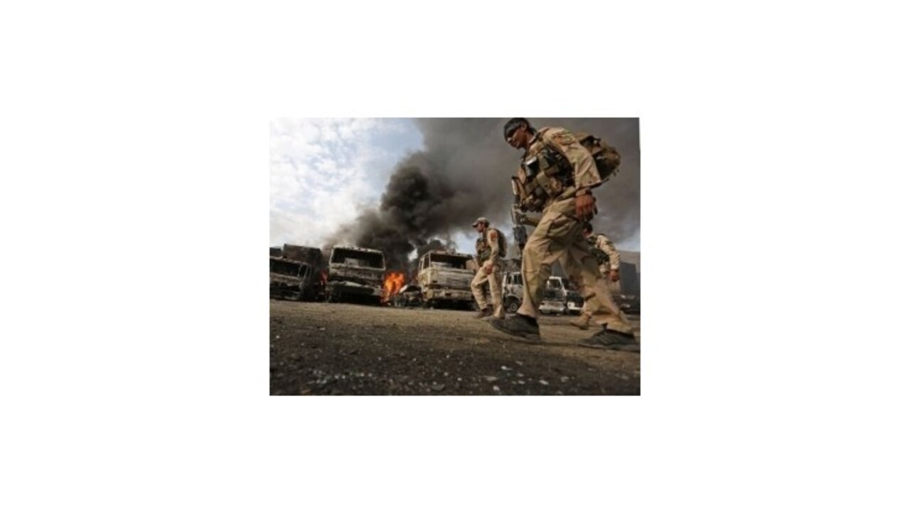 Samovražední útočníci z Talibanu napadli kamióny NATO s palivom