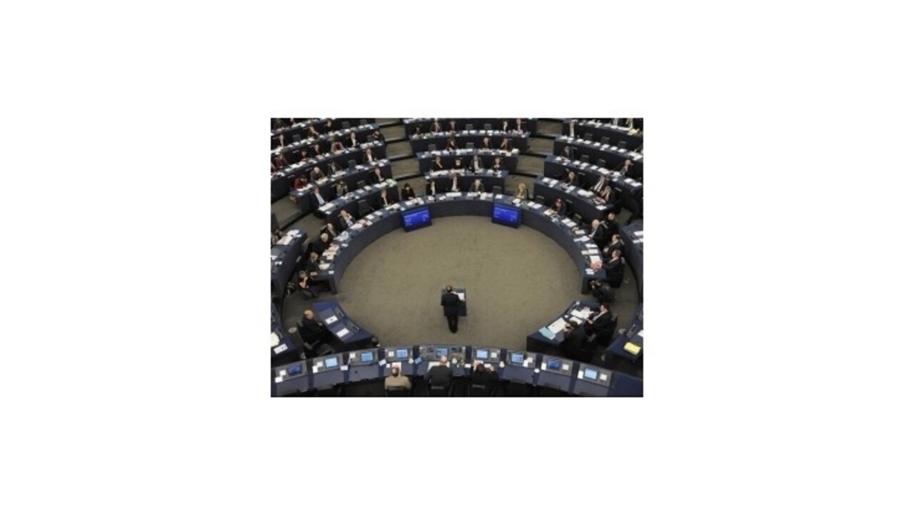 Poľský poslanec spôsobil rasistickým výrokom škandál v europarlamente