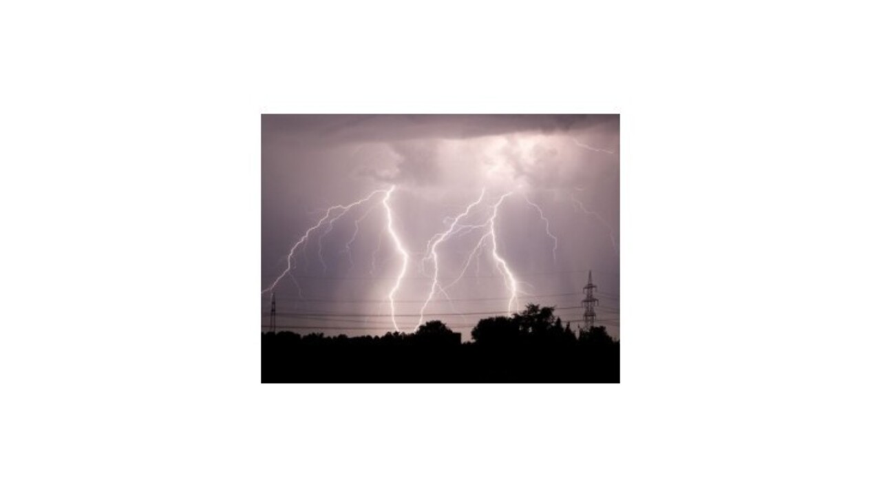 SHMÚ: Takmer na celom Slovensku platí výstraha pred búrkami