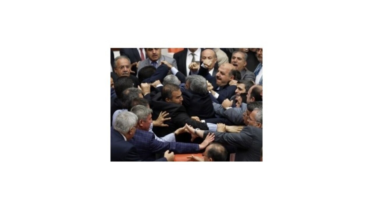 Tureckí poslanci sa v pléne opäť pobili