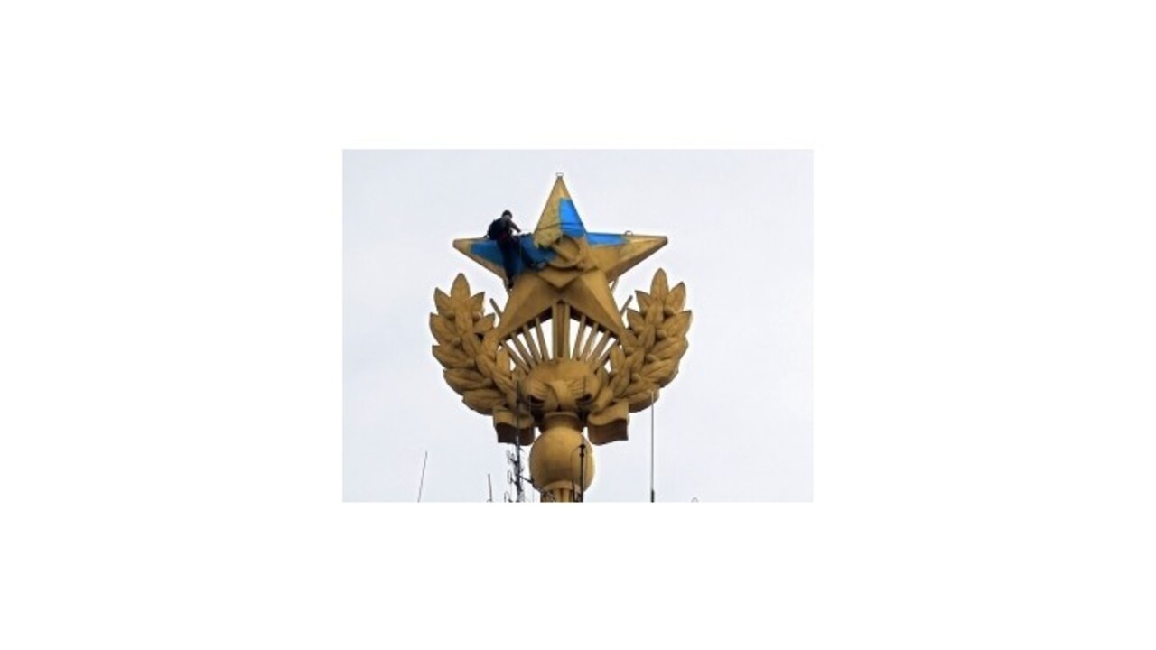 Na moskovskom mrakodrape vztýčili ukrajinskú vlajku