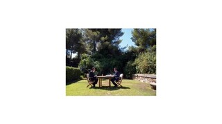 Francúzska vláda rezignovala, Hollande poveril premiéra zostavením novej