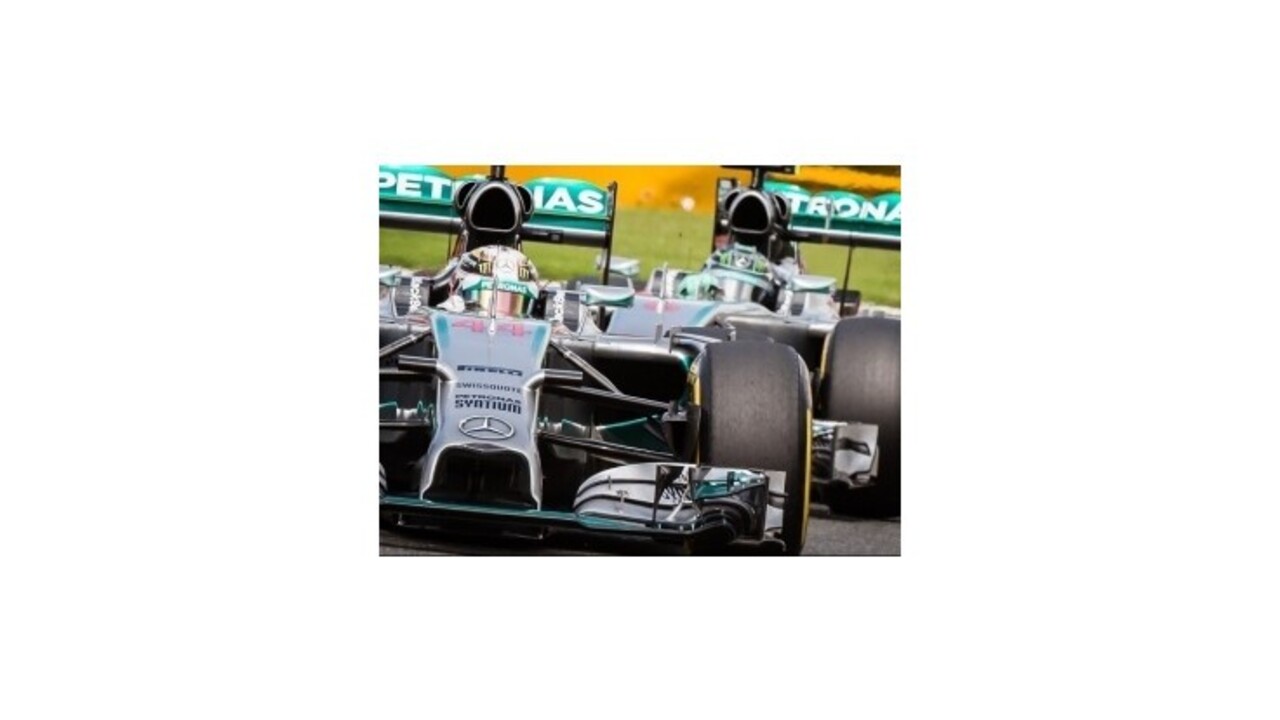 Mercedes potrestal Rosberga za kolíziu s Hamiltonom
