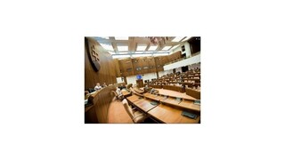 Paška zamkol brány parlamentu verejnosti i poslancom