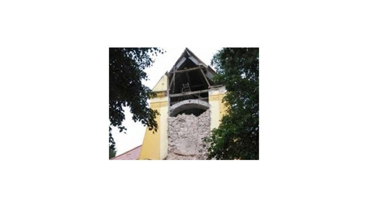 V Lábe na Záhorí sa zrútila kostolná veža