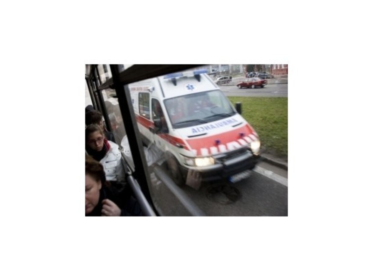 Na ceste medzi Handlovou a Prievidzou sa zrazili dve sanitky