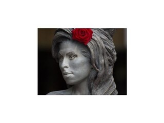 Amy Winehouse by mala 31 rokov, odhalili jej sochu