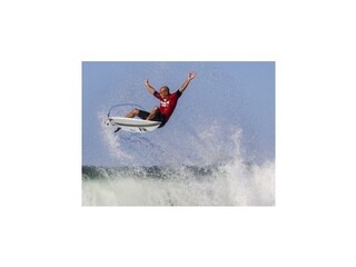 Legendárny surfer Kelly Slater sa opäť predviedol