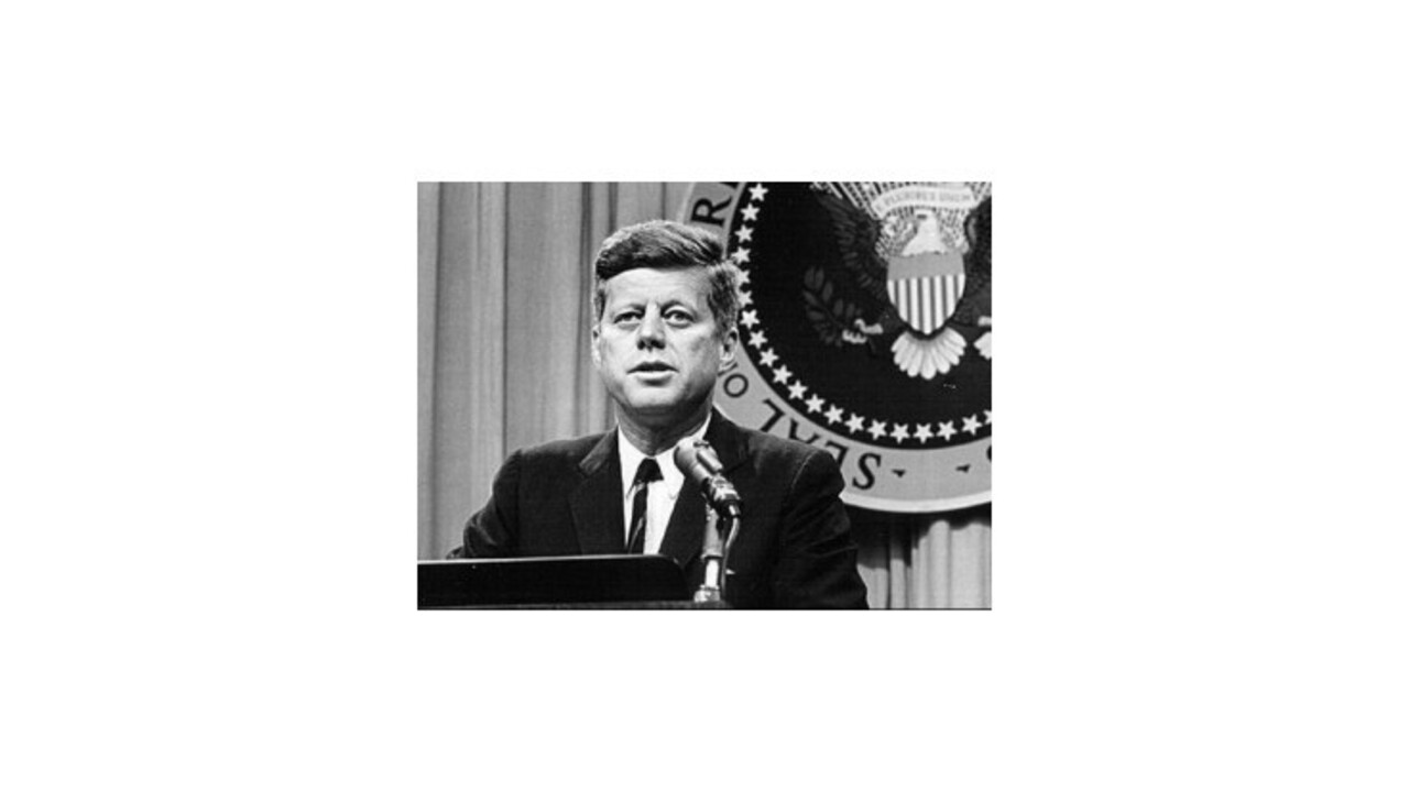Kennedyho listy z druhej svetovej vojny vydražili za 200.000 dolárov
