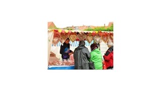 Skalica sa jarmokom a hudbou lúči s letom