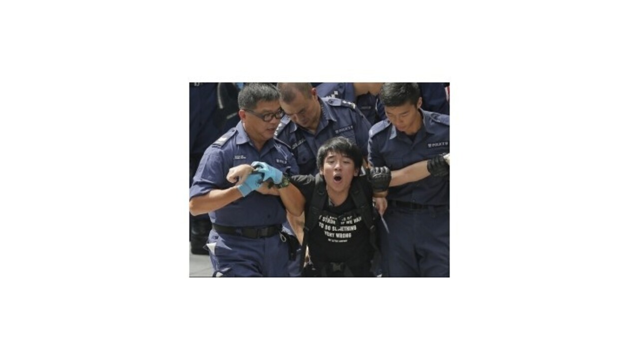 Protesty v Hongkongu ovplyvnili burzu a kurz dolára, banky zatvorili pobočky