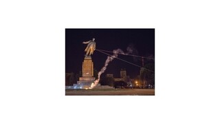 Aktivisti v Charkove strhli veľkú sochu Lenina