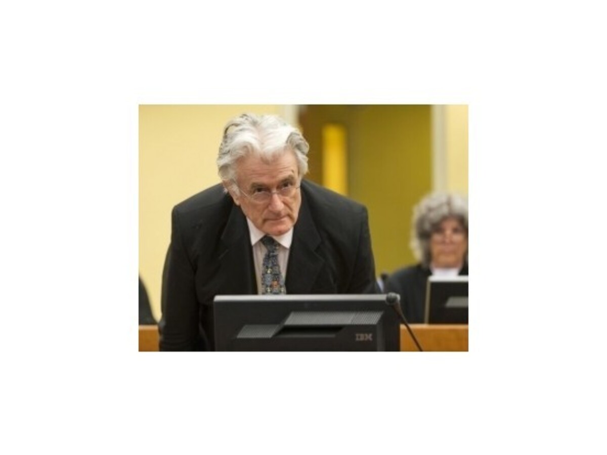 Karadžič netušil o masakre v Srebrenici, tvrdí jeho právnik