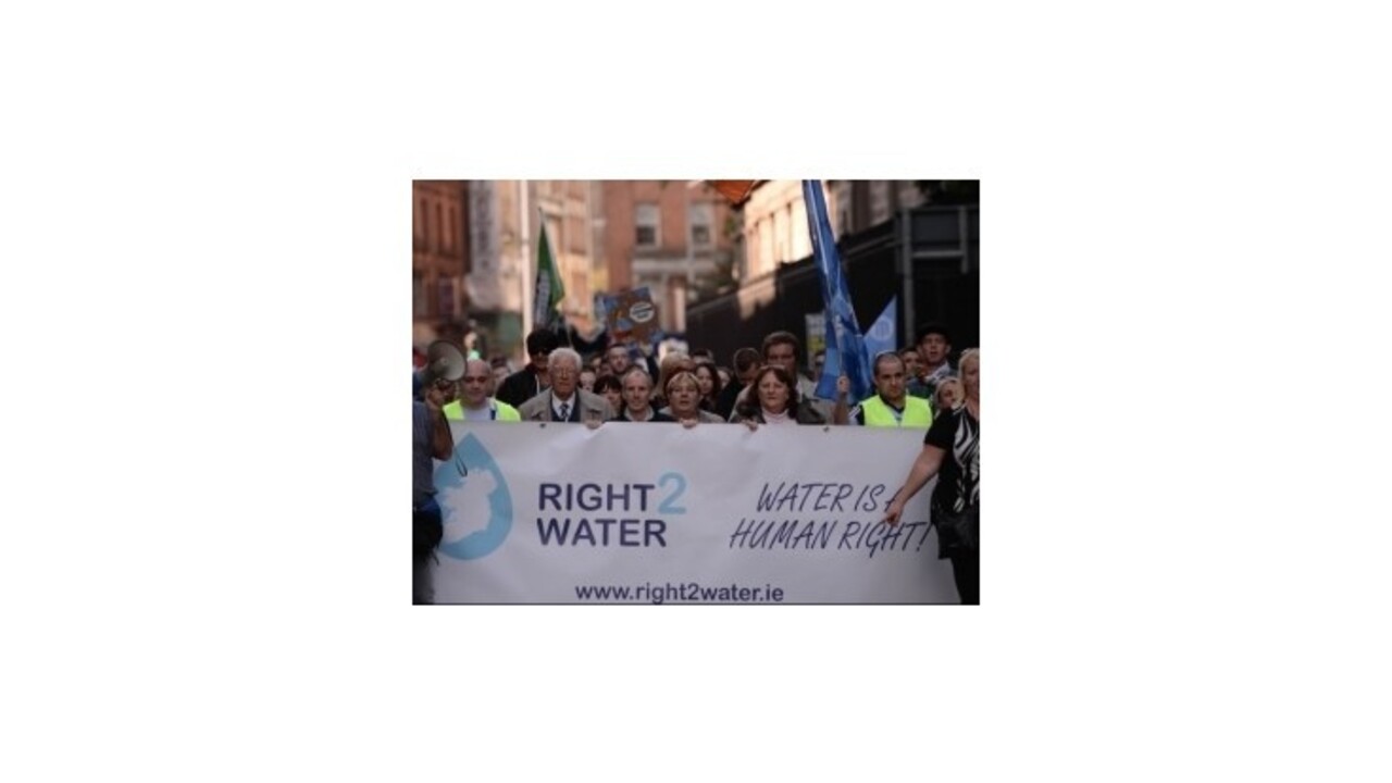 Desaťtisíce ľudí protestovali v Dubline proti poplatkom za vodu