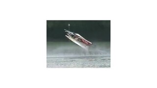 Tomáš Čermák absolvoval na svojom motorovom člne nebezpečné salto