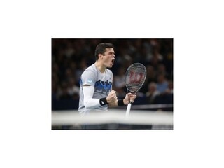 Raonic vo štvrťfinále turnaja v Paríži vyradil Federera