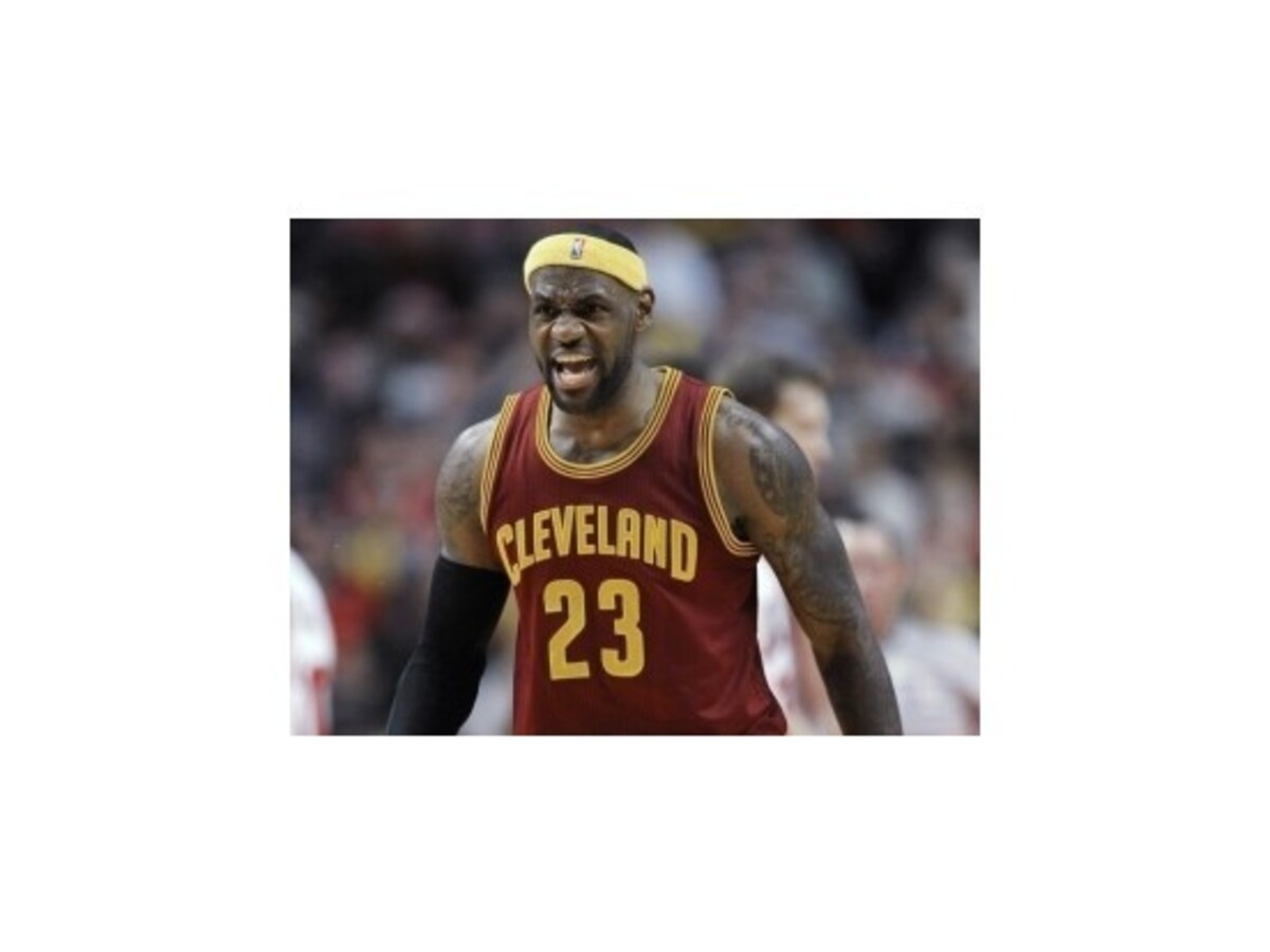 Skvelý James pomohol Clevelandu k výhre v Chicagu