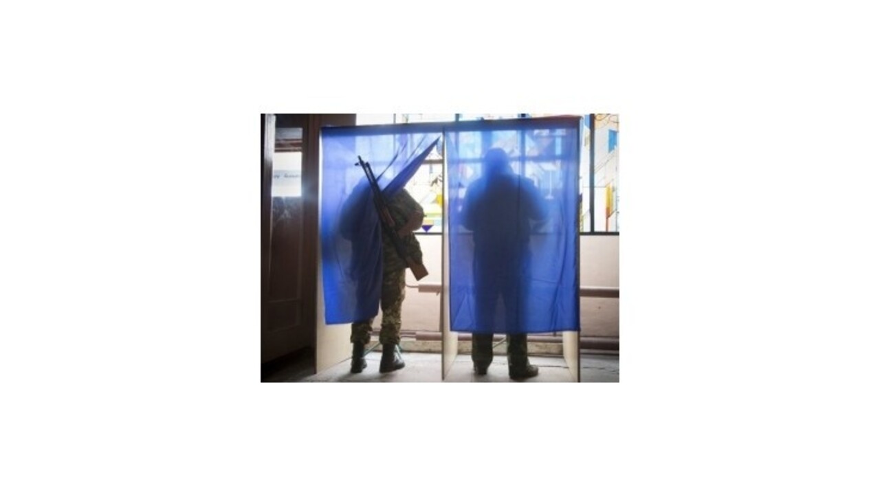 Vo voľbách na východe Ukrajiny víťazia doterajší lídri, Západ ich neuzná