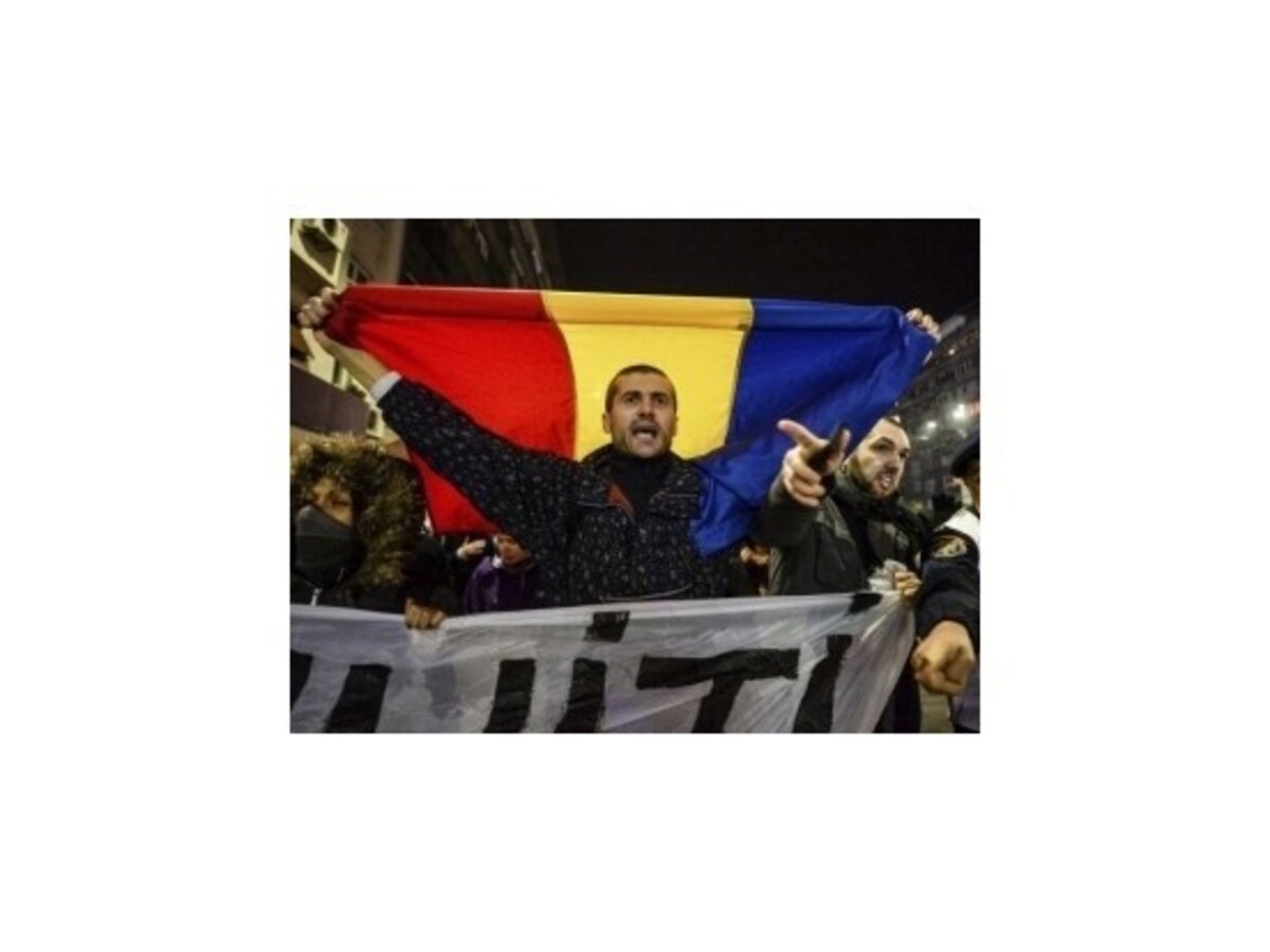 Tisícky Rumunov protestovali proti nemožnosti voliť v zahraničí
