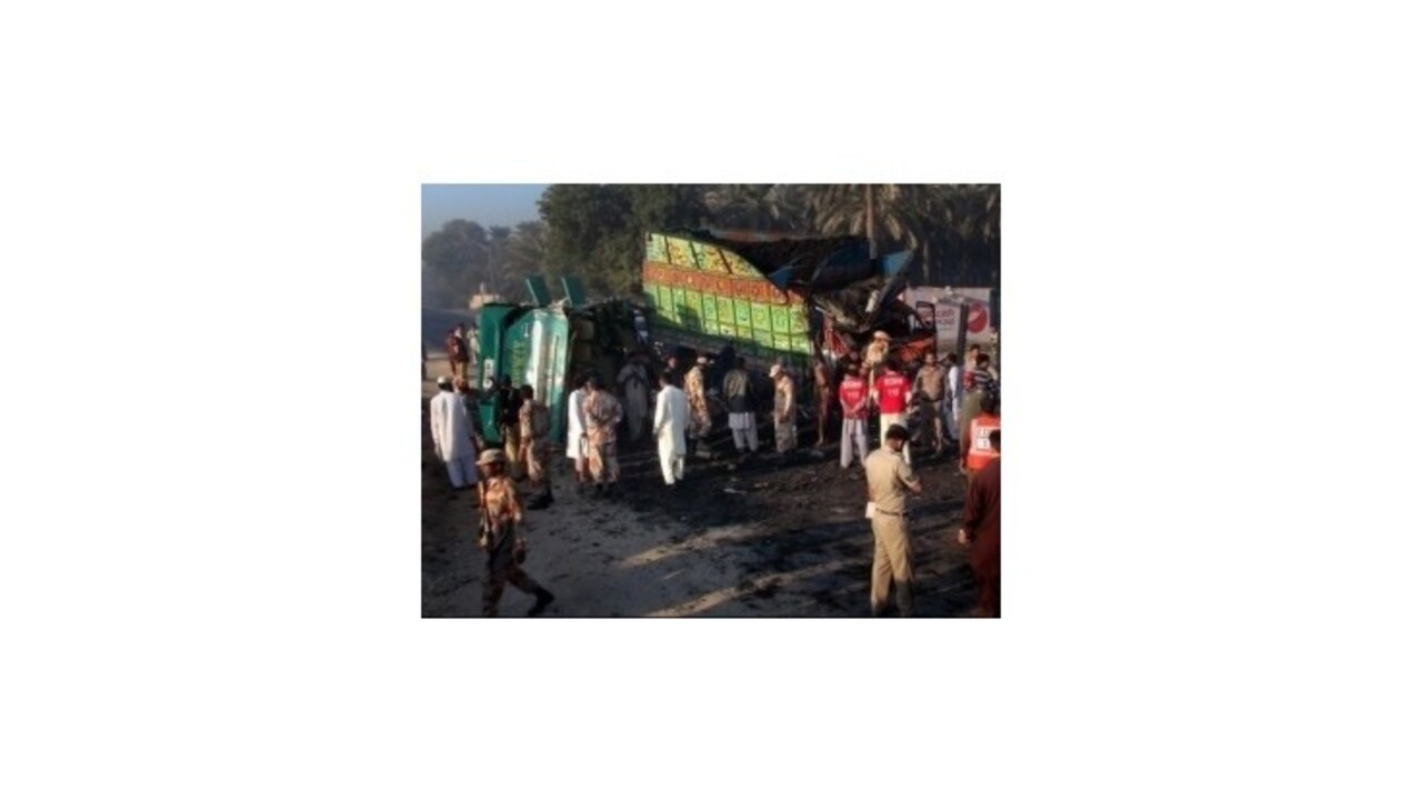 Stret autobusu a nákladiaku si v Pakistane vyžiadal desiatky obetí