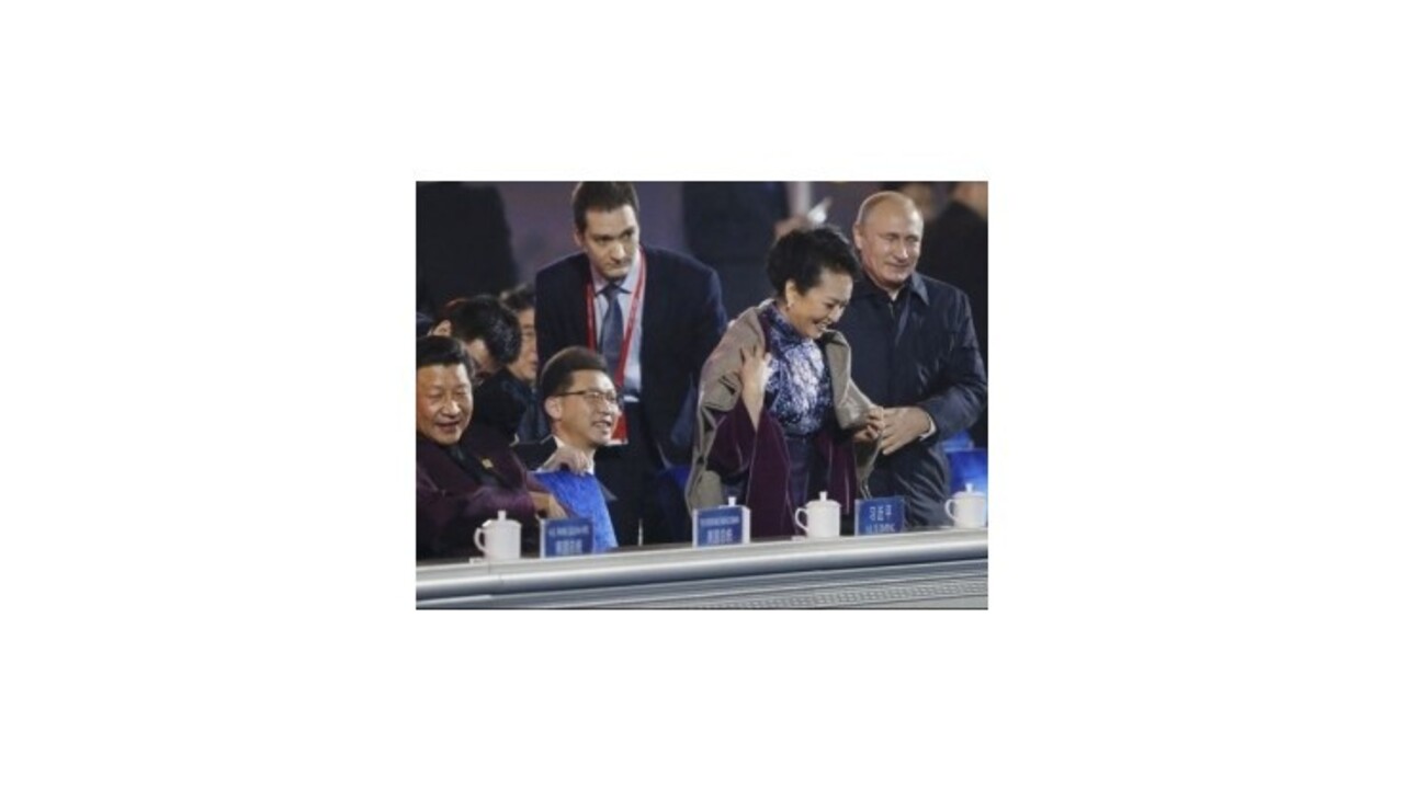 Cenzori zmazali galantnosti Vladimira Putina voči manželke čínskeho prezidenta