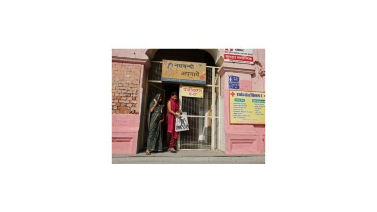 V prípade úmrtí sterilizovaných Indiek zatkli lekára