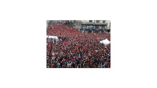Tisíce ľudí v Prahe ukázali Zemanovi červenú kartu
