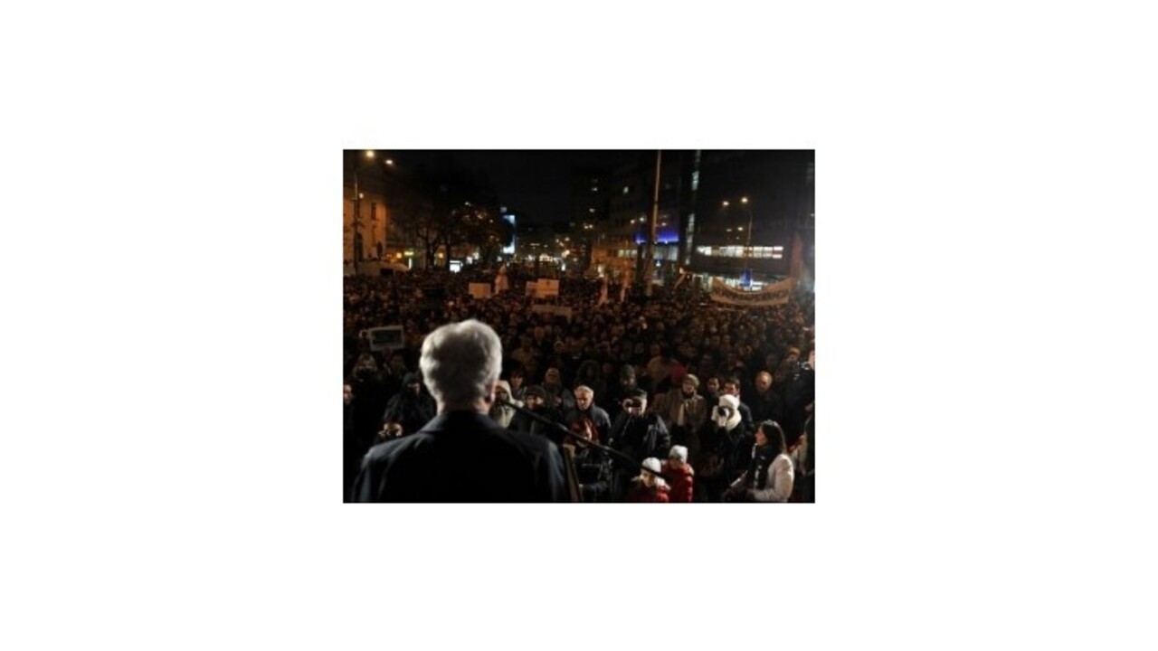 V Bratislave demonštrovali proti korupcii, dav sa presunul k Národnej rade