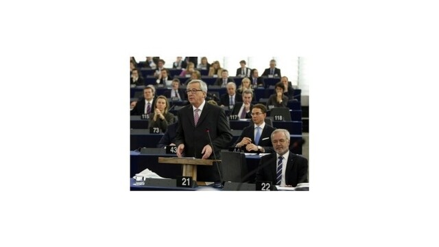 Junckerova komisia v europarlamente prežila hlasovanie o dôvere