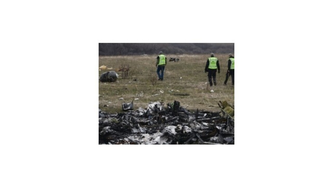 Trosky zrúteného boeingu dopravia do Holandska