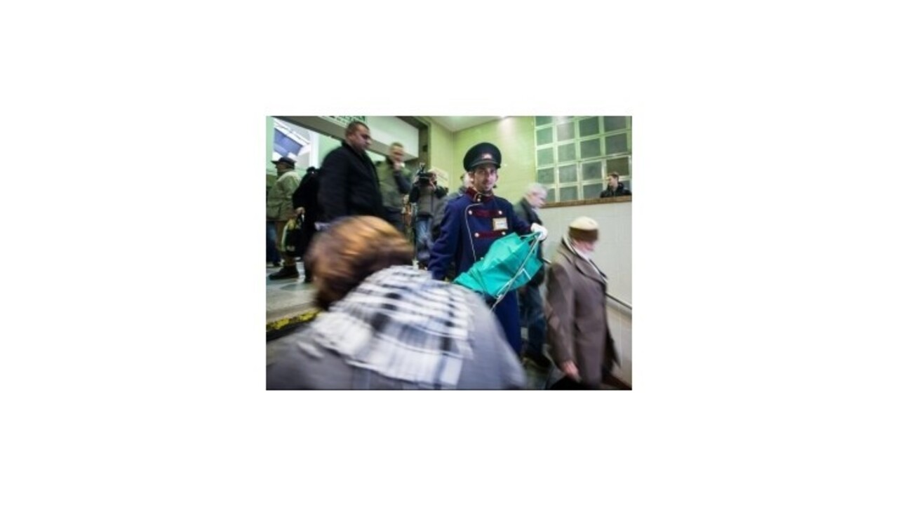Bezdomovci v uniformách začali na Hlavnej stanici nosiť batožinu
