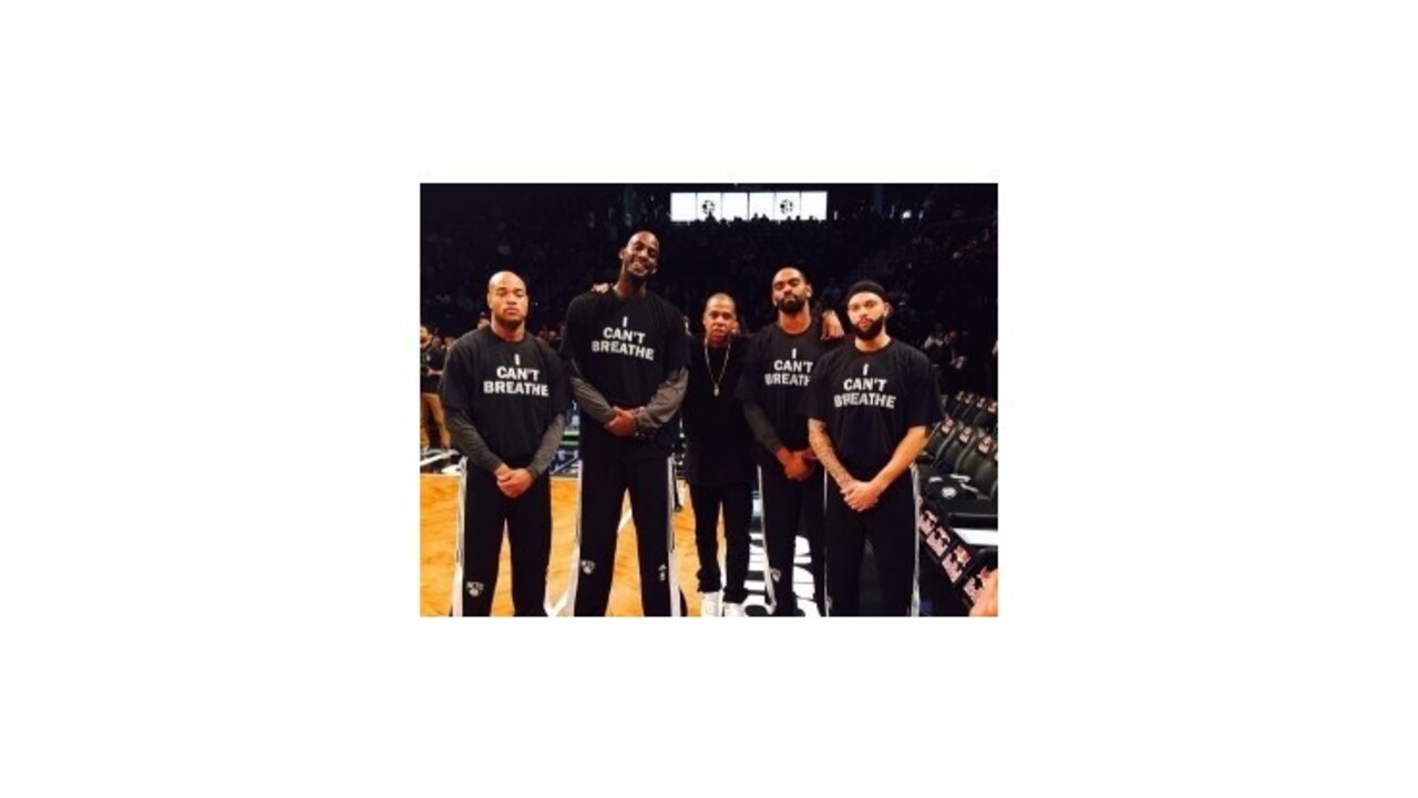 Hráči NBA tričkami podporili protesty voči policajným zásahom