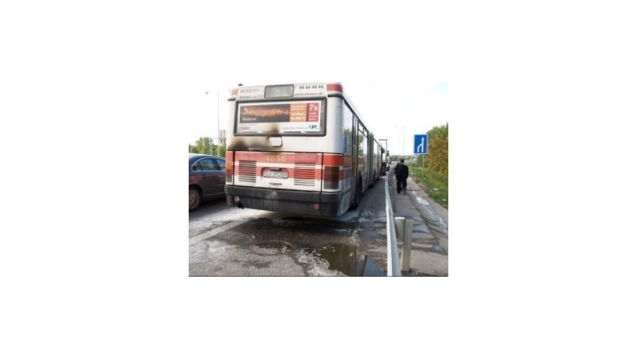 Na bratislavskom moste Apollo horel autobus, lekári pomáhali vodičovi