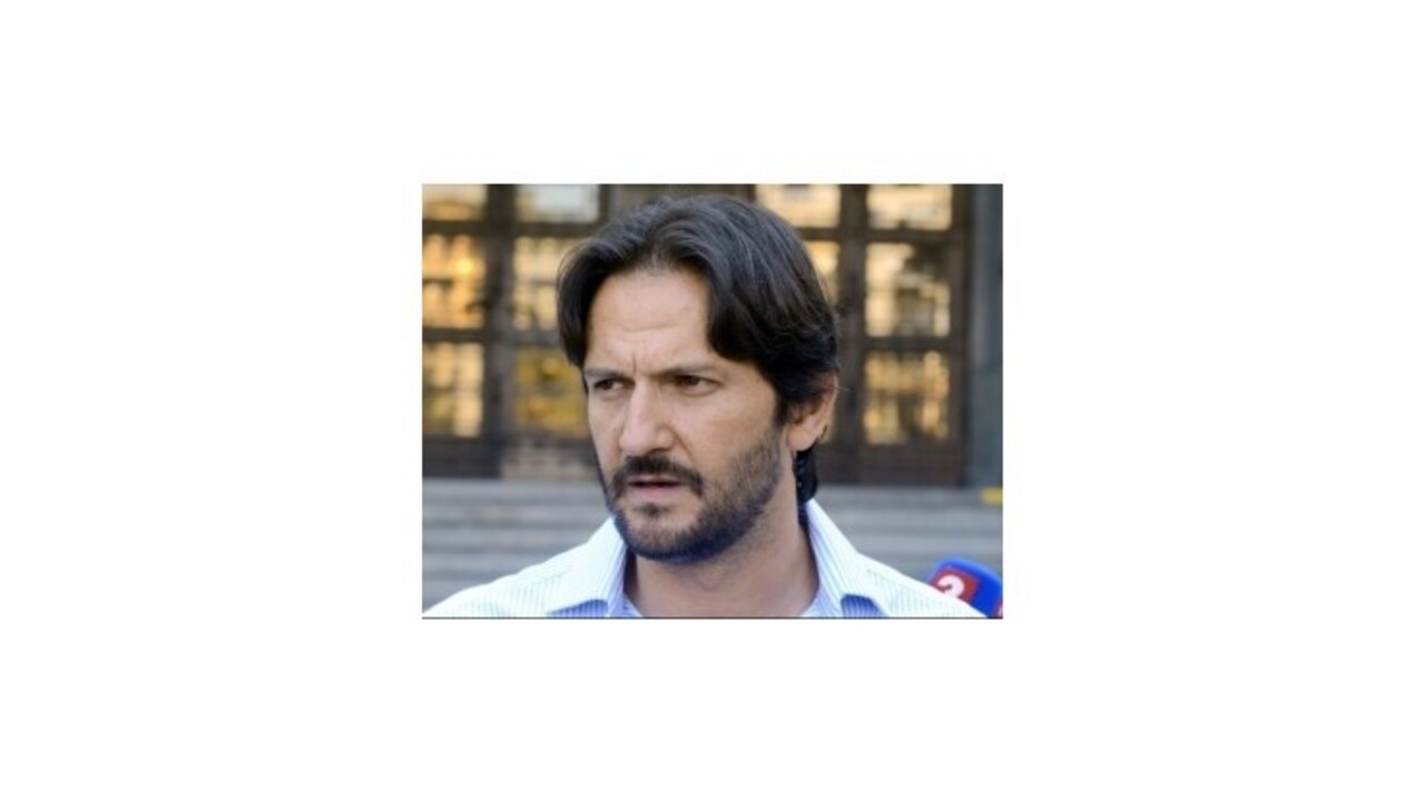 Kaliňák zvažuje, že by pištole pre policajtov kúpil s rezortom obrany