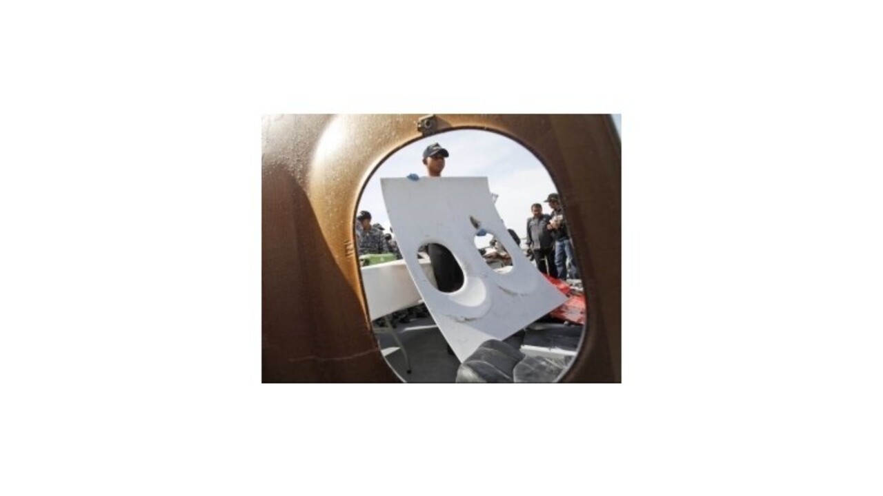 Tímy pátrajúce po troskách lietadla našli v mori dva kovové objekty