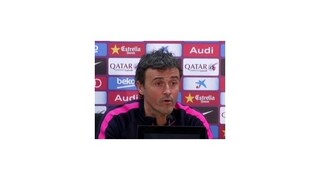Tréner Barcelony Enrique poprel spor s Messim