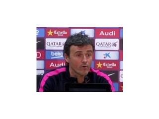 Tréner Barcelony Enrique poprel spor s Messim