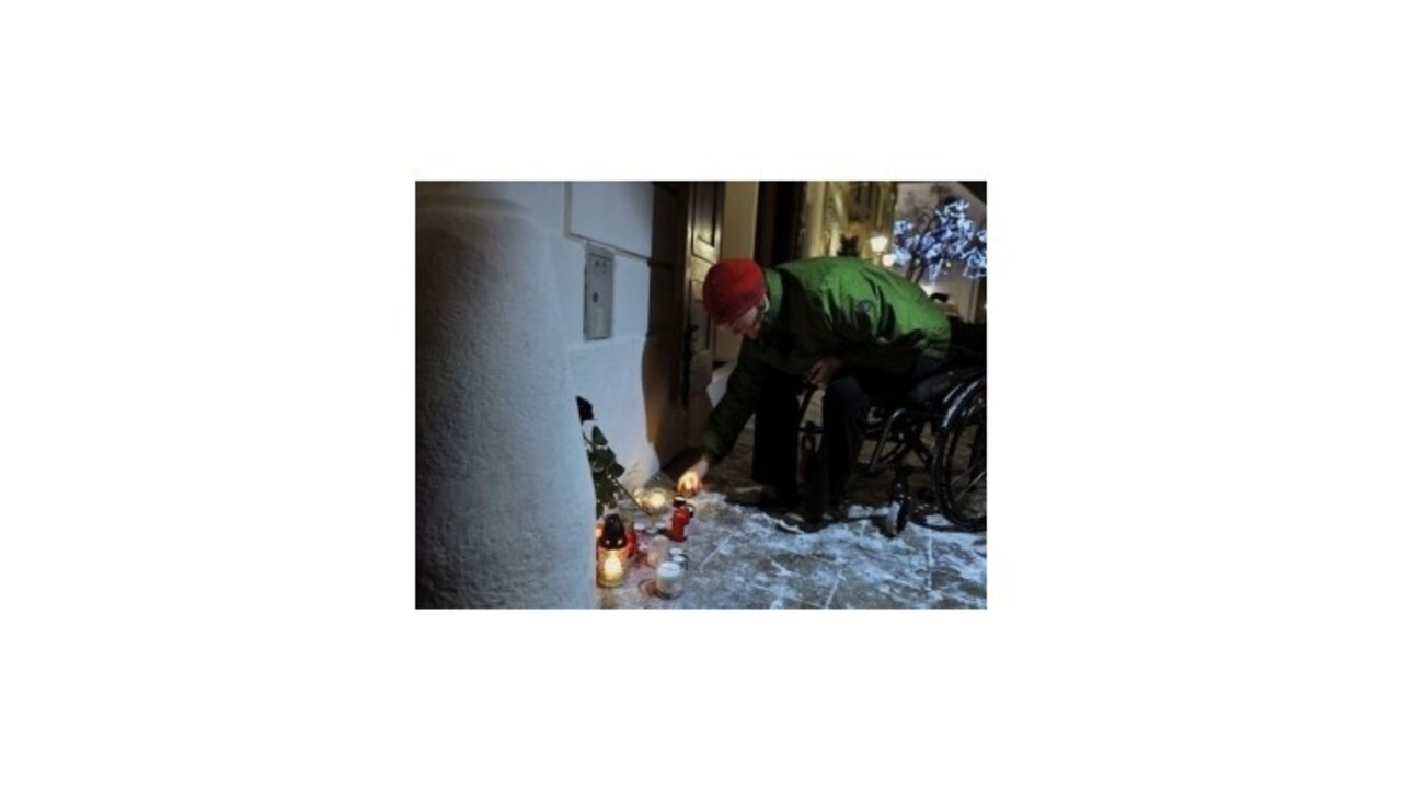 Pred francúzskym veľvyslanectvom v Bratislave zapaľovali ľudia sviečky