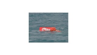 Z dna Jávskeho mora vylovili chvost havarovaného lietadla AirAsia