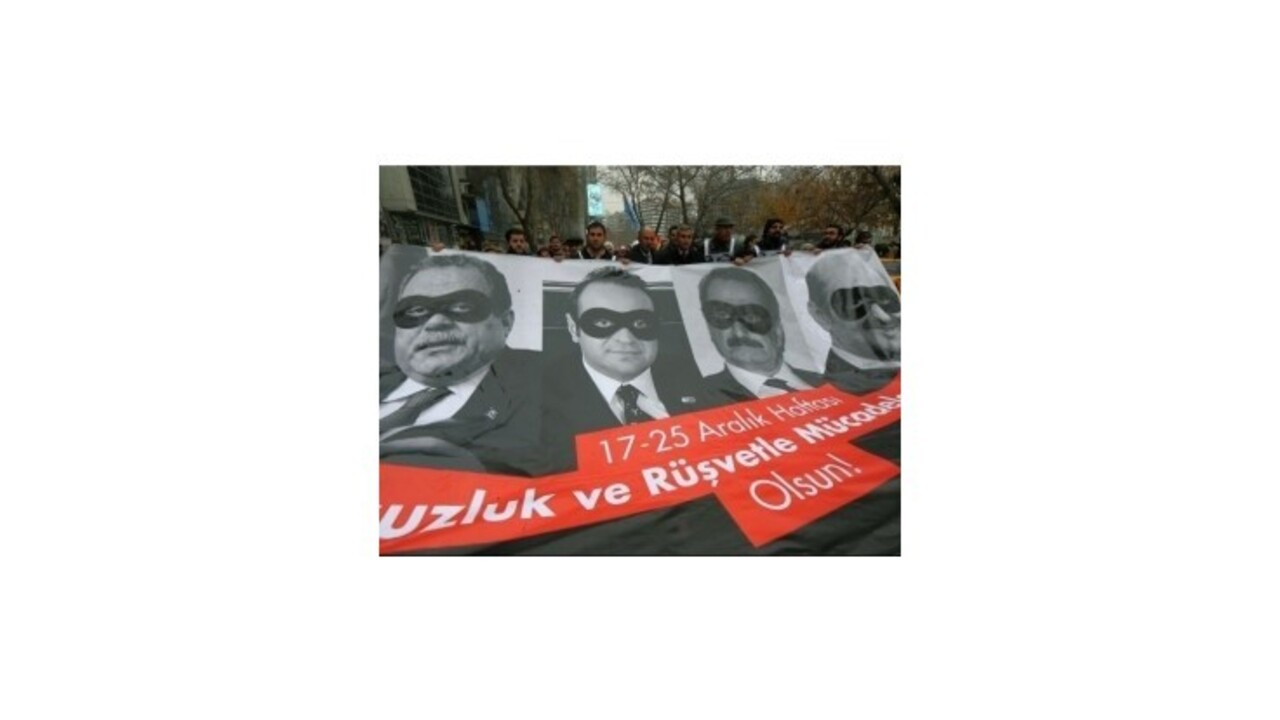 Tureckých exministrov obvinených z korupcie neposlal pred súd ani parlament
