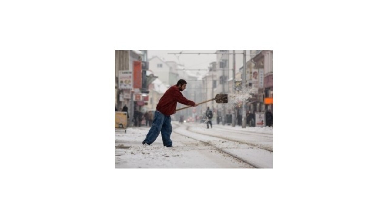 Sneženie v Bratislave ochromilo dopravu, autobusy meškali aj desiatky minút