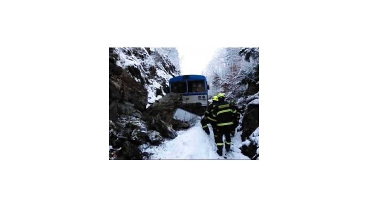 Železničné neštastie v Česku: Vlak narazil do skál, hlásia 9 zranených