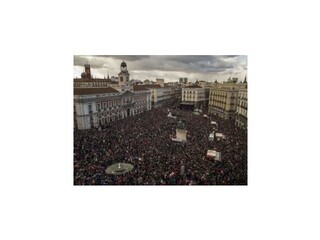 Desaťtisíce ľudí vyšli do ulíc Madridu aby podporili ľavicovú stranu Podemos