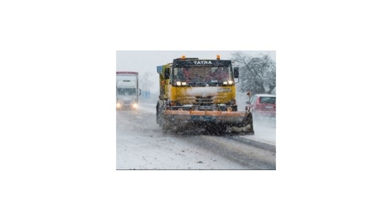 Na cestách hrozí poľadovica, v severných okresoch vyhlásili kalamitu