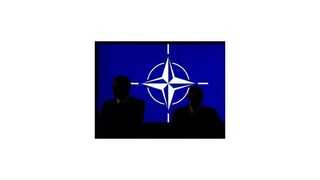 NATO sa môže rozštiepiť na dve polovice, varoval odchádzajúci šéf Pentagónu