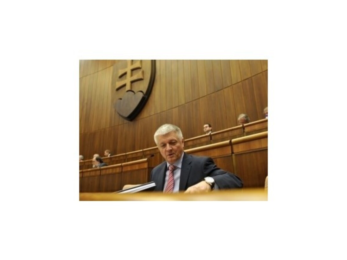 Minister Pavlis zostáva vo funkcii, opozícia ho neodvolala