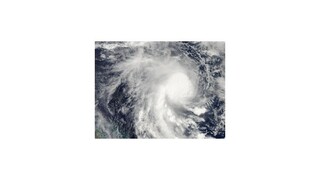 Na severovýchodné pobrežie Austrálie udrú dva silné cyklóny