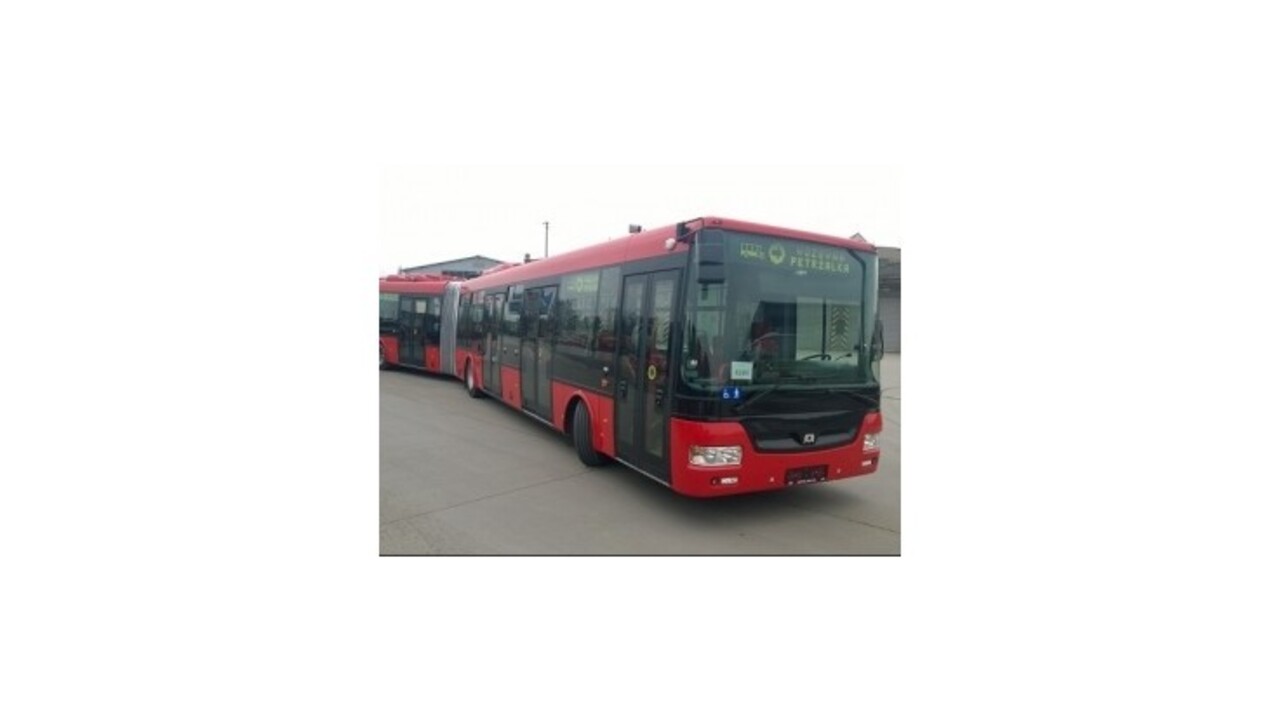 V Bratislave je už 10 nových kĺbových autobusov