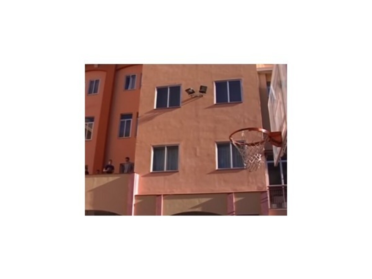 Satoranský trafil do koša z balkóna bytovky