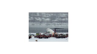 Po nehode lietadla uzavreli newyorské letisko LaGuardia